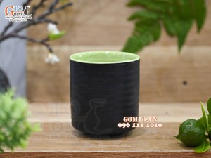 Cốc sứ dáng trụ màu đen lòng xanh mạ, 7cm