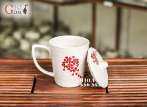 Cốc gốm dáng vát, họa tiết hoa tim đỏ, đường kính 8cm