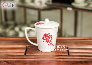 Cốc gốm dáng vát, họa tiết hoa tim đỏ, đường kính 9cm