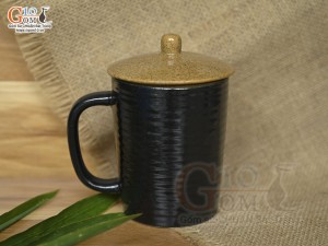 Cốc gốm đen dáng quai vuông sóng biển có nắp, 350ml