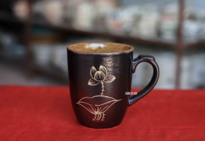 Cốc gốm thon khắc hoa sen, cao 10cm