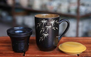 Cốc gốm lọc trà khắc trúc nắp đỏ ( Nắp vàng - xanh - đỏ )