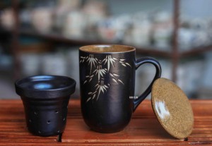 Cốc gốm lọc trà khắc trúc nắp đỏ ( Nắp vàng - xanh - đỏ )