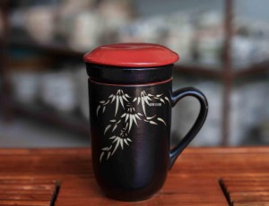 Cốc gốm lọc trà khắc trúc nắp đỏ ( Nắp vàng - xanh - đỏ )