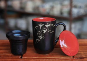 Cốc gốm lọc trà khắc trúc nắp đỏ ( Nắp vàng - xanh - đỏ )