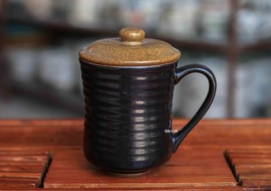 Cốc gốm đen dáng eo sóng biển có nắp, 300ml