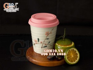 Cốc sứ men kem vẽ hoa đào phai nắp silicon 350ml