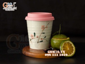 Cốc sứ men kem vẽ hoa đào phai nắp silicon 350ml