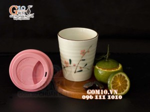 Cốc sứ men kem vẽ hoa đào phai nắp silicon 350ml