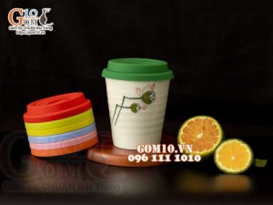 Cốc sứ men kem vẽ đài sen nắp silicon 350ml