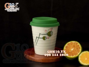 Cốc sứ men kem vẽ đài sen nắp silicon 350ml