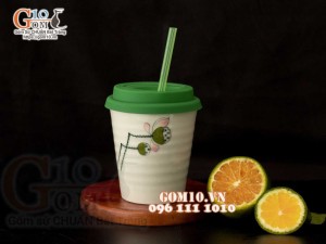 Cốc sứ men kem vẽ đài sen nắp silicon 350ml