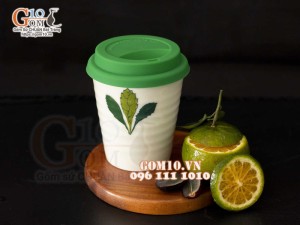 Cốc sứ men kem vẽ ngò gai nắp silicon cam, 350ml