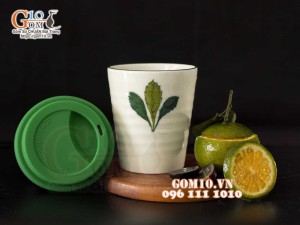 Cốc sứ men kem vẽ ngò gai nắp silicon cam, 350ml