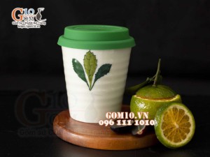 Cốc sứ men kem vẽ ngò gai nắp silicon hồng, 350ml