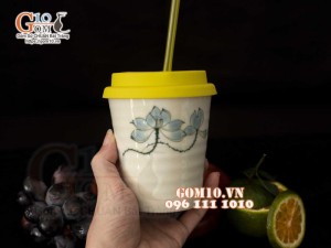 Cốc sứ men kem vẽ hoa sen xanh nắp silicon 350ml