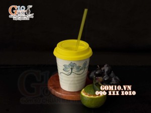 Cốc sứ men kem vẽ hoa sen xanh nắp silicon 350ml