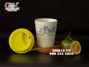 Cốc sứ men kem vẽ hoa sen xanh nắp silicon 350ml