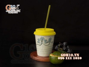 Cốc sứ men kem vẽ hoa sen xanh nắp silicon 350ml