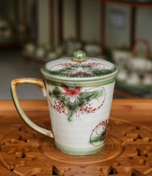 Cốc men vuốt dáng vát, họa tiết hoa dây, đường kính 8cm