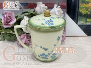 Cốc men vuốt dáng vát, họa tiết hoa mai, đường kính 9cm