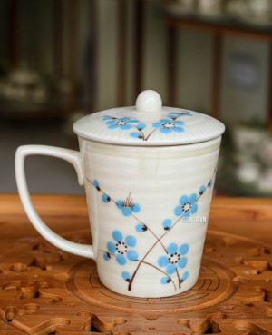 Cốc men vuốt dáng vát, họa tiết hoa mai, đường kính 8cm