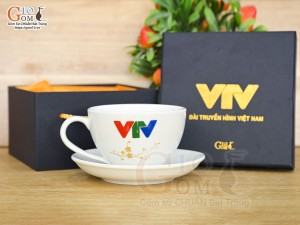 Cốc sứ capuchino men trắng hoa mai in logo VTV, 250ml
