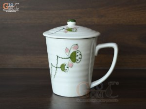 Cốc sứ có nắp men kem vẽ hoa đài sen, cao 10cm