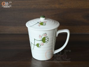 Cốc sứ có nắp men kem vẽ hoa đài sen, cao 10cm
