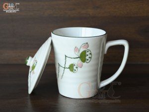 Cốc sứ có nắp men kem vẽ hoa đài sen, cao 10cm