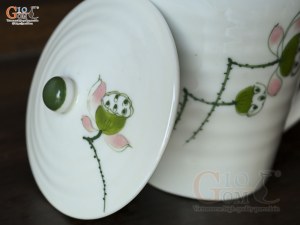 Cốc sứ có nắp men kem vẽ hoa đài sen, cao 10cm