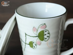 Cốc sứ có nắp men kem vẽ hoa đài sen, cao 10cm