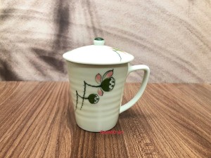 Cốc sứ có nắp men kem vẽ hoa đài sen, cao 10cm