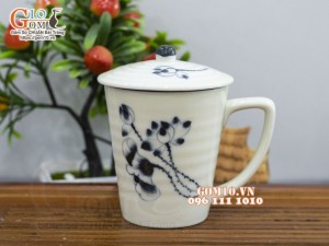 Cốc sứ có nắp men kem vẽ hoa Sen đen, cao 10cm