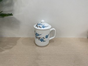 Cốc sứ có nắp men trắng vẽ hoa đào xanh,350ml