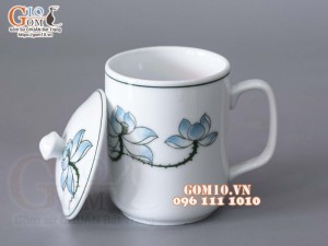 Cốc sứ có nắp men trắng vẽ sen xanh, đường kính 8cm