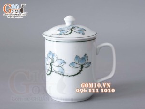 Cốc sứ có nắp men trắng vẽ sen xanh, đường kính 8cm