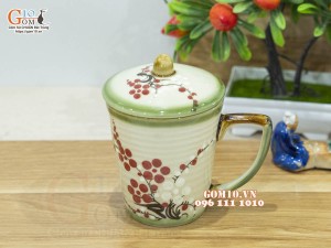 Cốc sứ có nắp men vuốt họa tiết hoa đào đỏ, 9cm