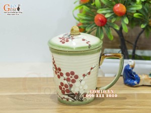 Cốc sứ có nắp men vuốt họa tiết hoa đào đỏ, 9cm