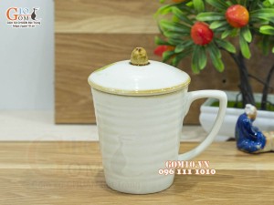 Cốc sứ có nắp men vuốt họa tiết hoa đỏ, 9cm
