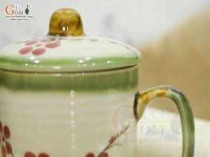 Cốc sứ có nắp, men vuốt vẽ Hoa đào đỏ, 350ml