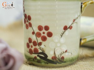 Cốc sứ có nắp, men vuốt vẽ Hoa đào đỏ, 350ml