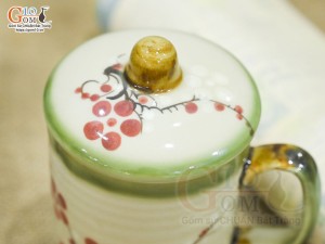 Cốc sứ có nắp, men vuốt vẽ Hoa đào đỏ, 350ml
