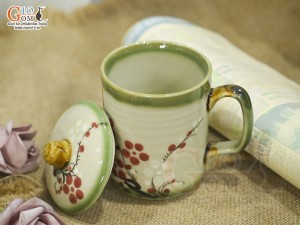 Cốc sứ có nắp, men vuốt vẽ Hoa đào đỏ, 350ml
