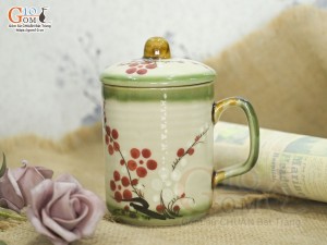 Cốc sứ có nắp, men vuốt vẽ Hoa đào đỏ, 350ml