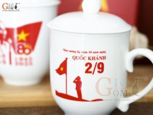 Cốc sứ có nắp mừng Đại lễ kỷ niệm 80 năm Cách mạng tháng 8 và Quốc khánh 2/9