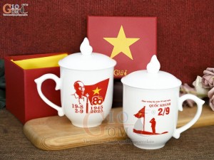 Cốc sứ có nắp mừng Đại lễ kỷ niệm 80 năm Cách mạng tháng 8 và Quốc khánh 2/9
