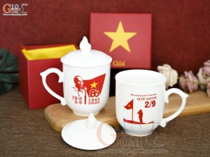 Cốc sứ có nắp mừng Đại lễ kỷ niệm 80 năm Cách mạng tháng 8 và Quốc khánh 2/9
