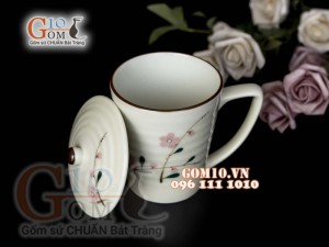 Cốc sứ có nắp vẽ hoa đào phai men kem, cao 10cm