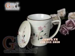 Cốc sứ có nắp vẽ hoa đào phai men kem, cao 10cm
